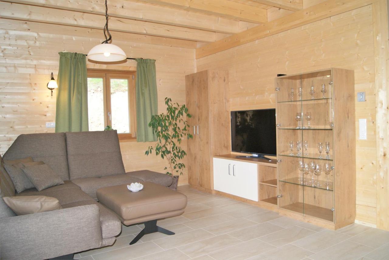 Chalet mit Sauna, Hot Pot und Kamin, ruhige Lage am Waldrand Pöllauberg Exterior foto