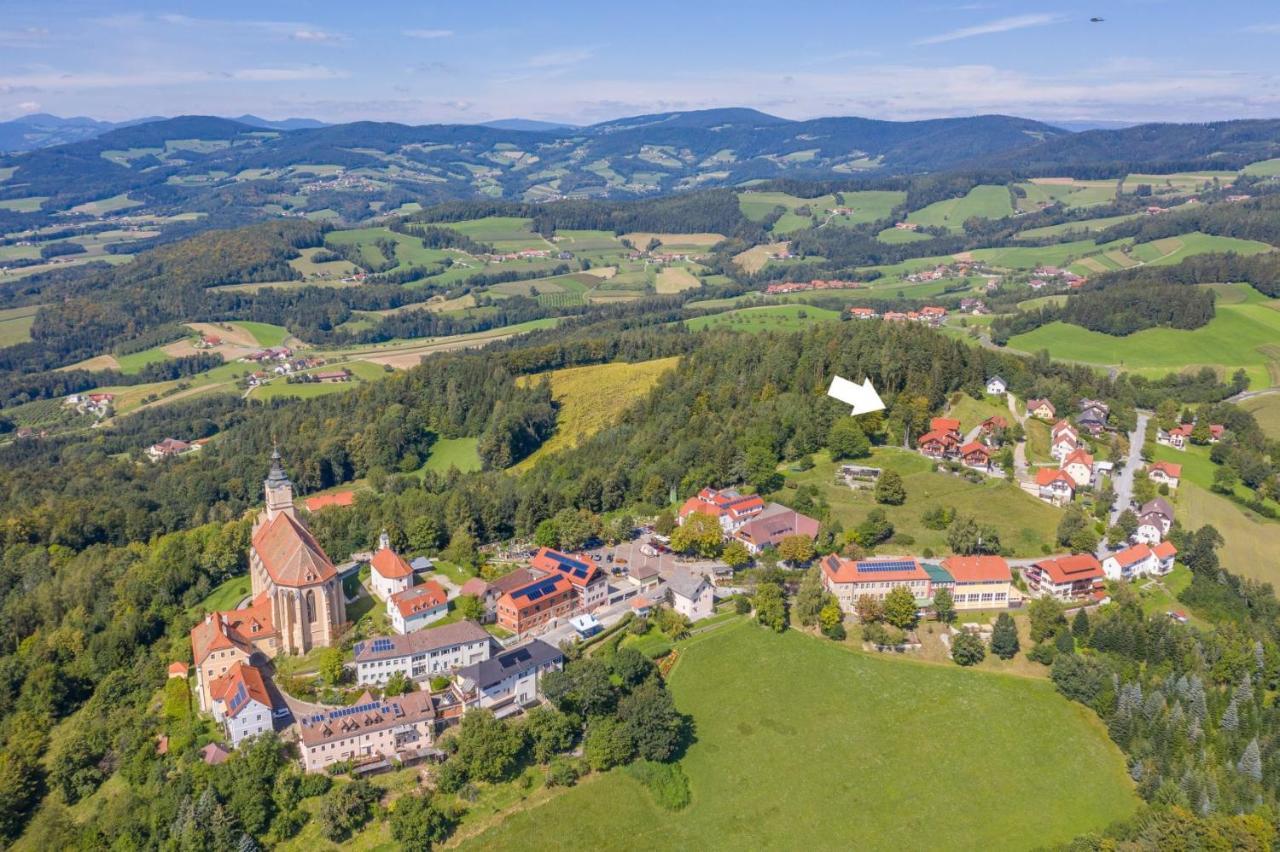 Chalet mit Sauna, Hot Pot und Kamin, ruhige Lage am Waldrand Pöllauberg Exterior foto