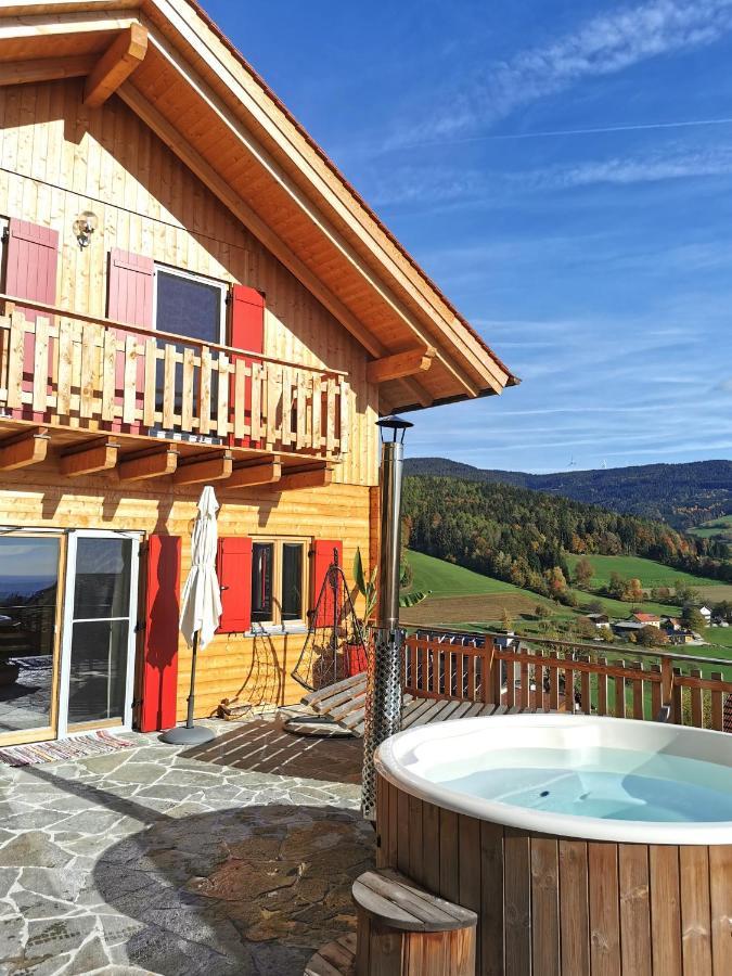 Chalet mit Sauna, Hot Pot und Kamin, ruhige Lage am Waldrand Pöllauberg Exterior foto